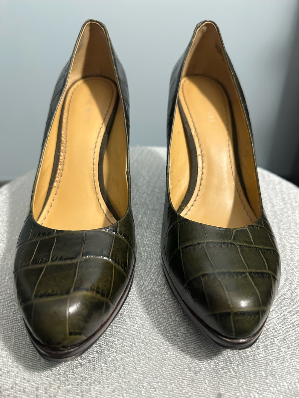 Nine West Olive Croc-Embossed Pump with Brown Wood-Effect Heel